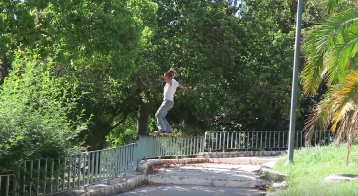 Fhire García en un clip de Farol Skateboarding
